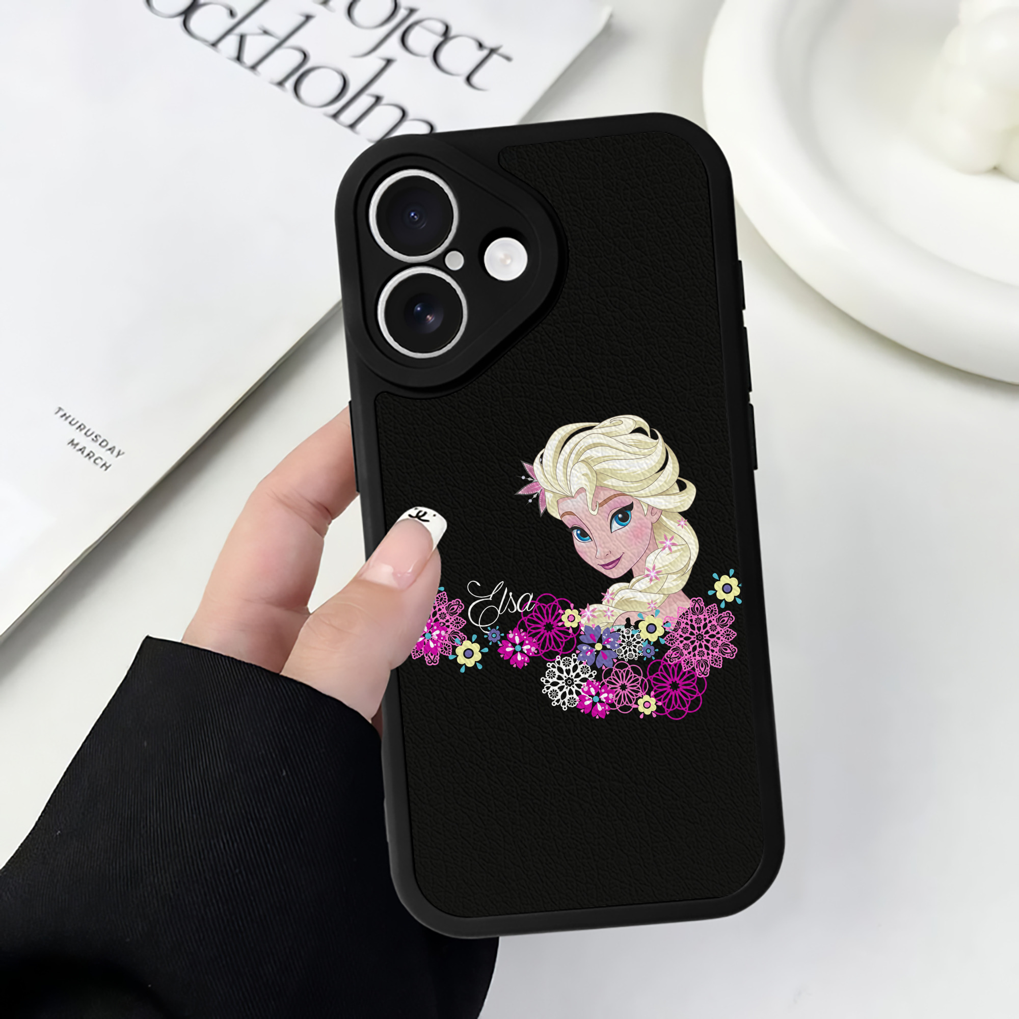 （画像用） アナと雪の女王 アンナ エルサ Frozen Anna Elsa 【iPhone 16シリーズ対応】シリコンスマホケース（レザー調） 材質：シリコン